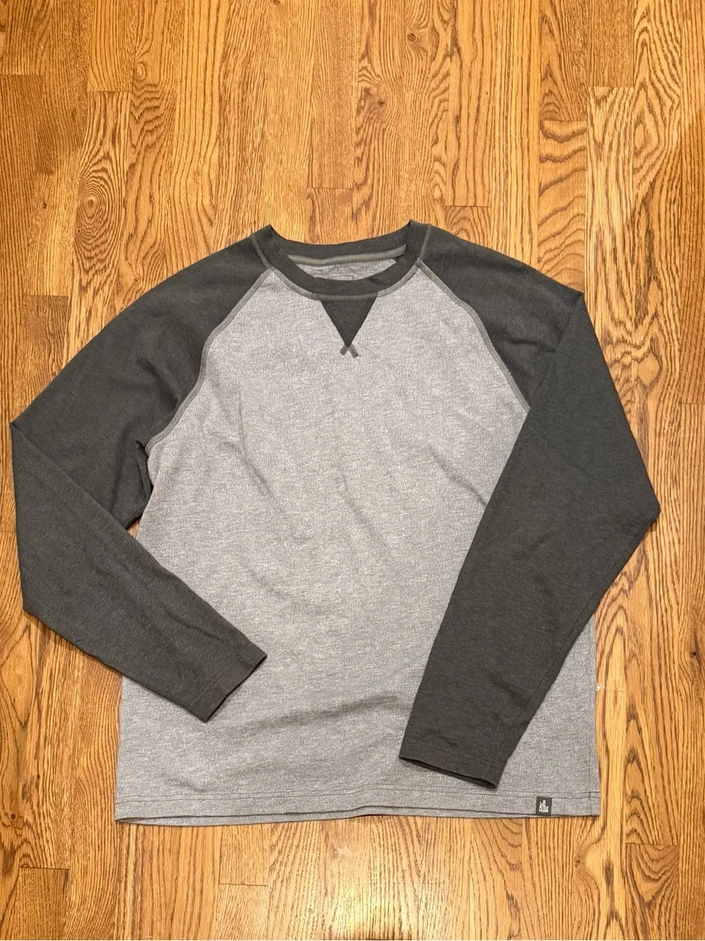 The North Face Men's Two-Tone Long Sleeve Raglan Shirt - Light Gray/Charcoal
